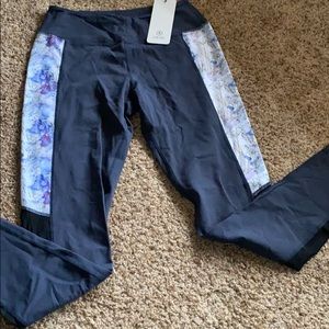 Amari athletic leggings  sz L BNWT